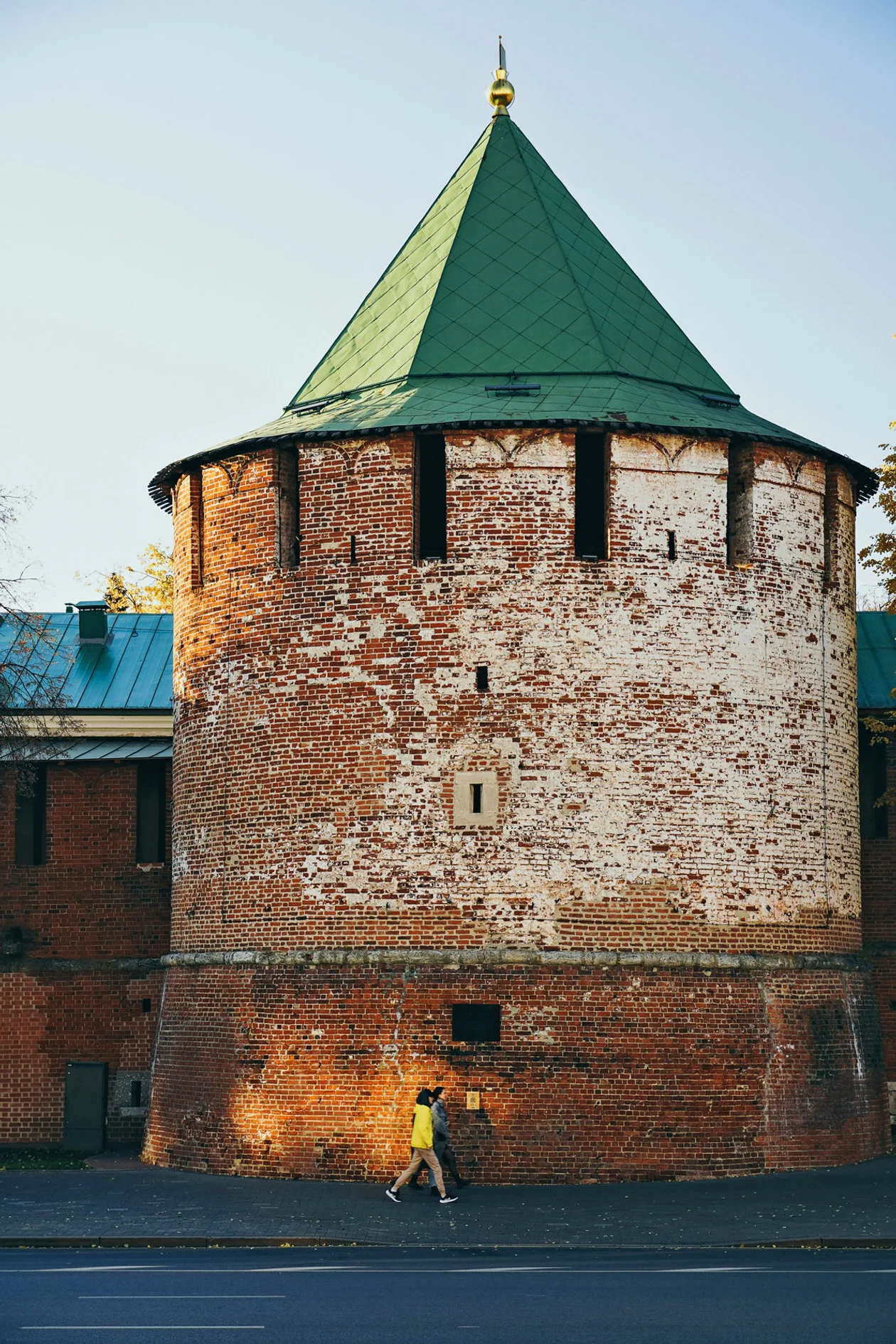 Кремля возведена в 1508–1511 годы. В ней три надземных и один подземный ярус