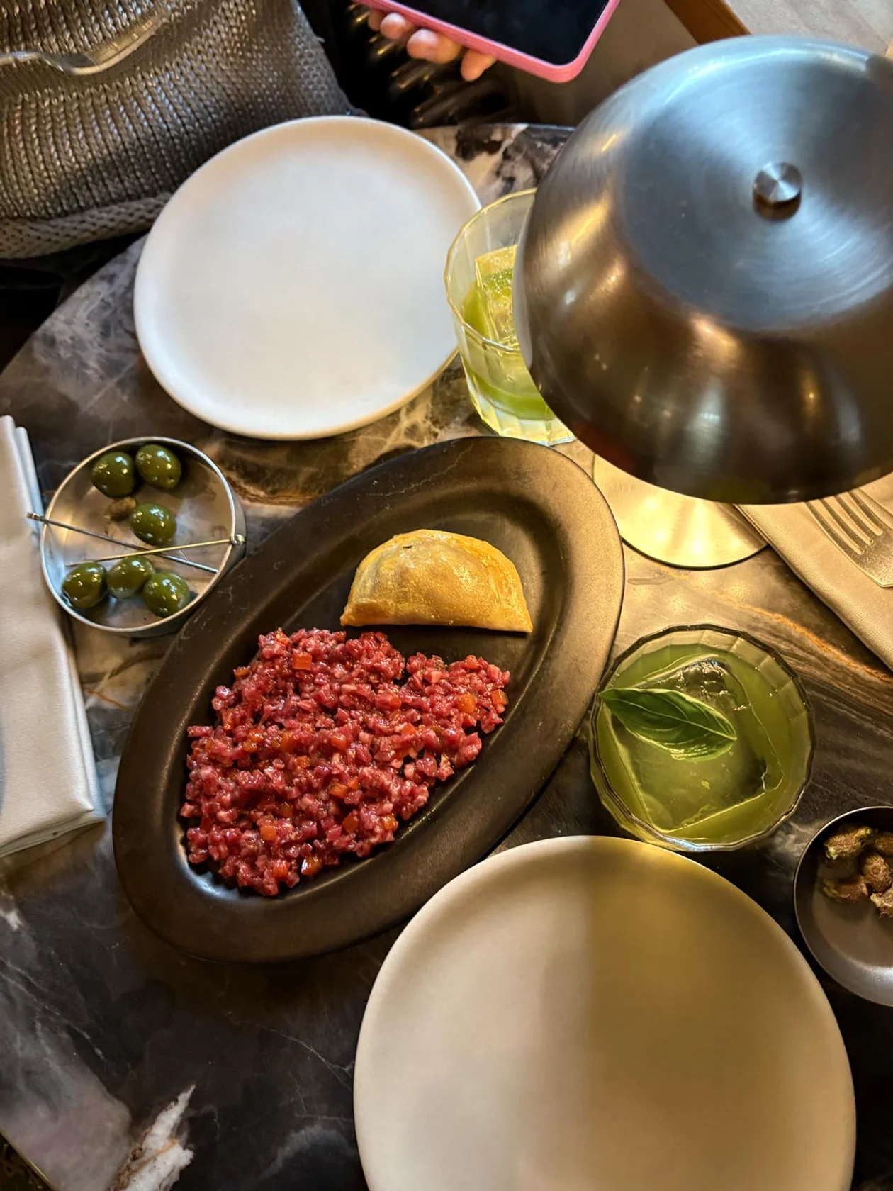 Тар тар из говядины, эмпонадос с картофелем и костным мозгом