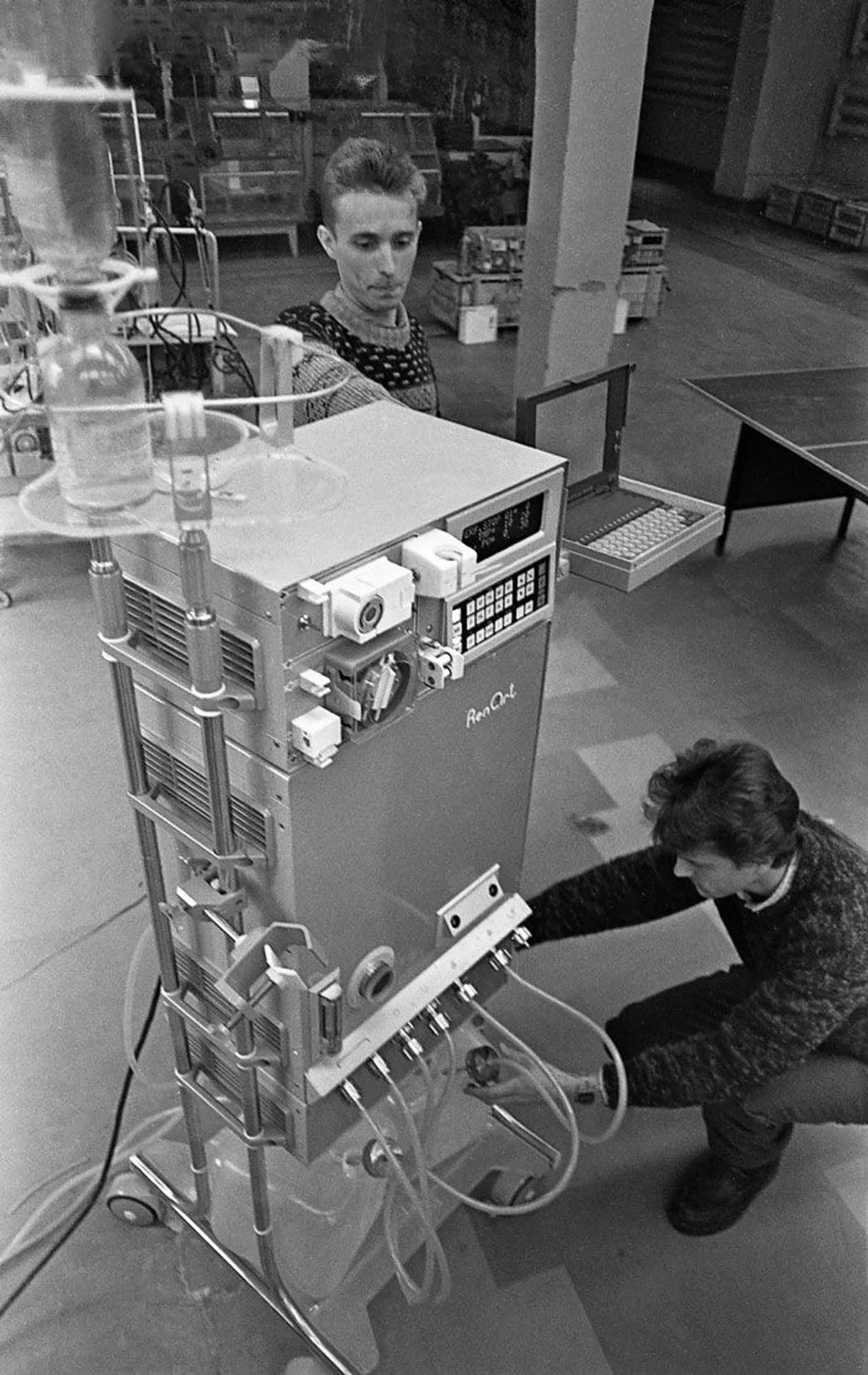 &#x418;&#x43d;&#x436;&#x435;&#x43d;&#x435;&#x440;&#x44b; &#x432;&#x43e; &#x432;&#x440;&#x435;&#x43c;&#x44f; &#x438;&#x441;&#x43f;&#x44b;&#x442;&#x430;&#x43d;&#x438;&#x439; &#x43e;&#x43f;&#x44b;&#x442;&#x43d;&#x43e;&#x433;&#x43e; &#x43e;&#x431;&#x440;&#x430;&#x437;&#x446;&#x430; &#x438;&#x441;&#x43a;&#x443;&#x441;&#x441;&#x442;&#x432;&#x435;&#x43d;&#x43d;&#x43e;&#x439; &#x43f;&#x43e;&#x447;&#x43a;&#x438; &#xab;&#xad;&#x420;&#x435;&#x43d;&#x430;&#x440;&#x442;-1000&#xbb;, &#x410;&#x440;&#x437;&#x430;&#x43c;&#x430;&#x441;-16, 1995