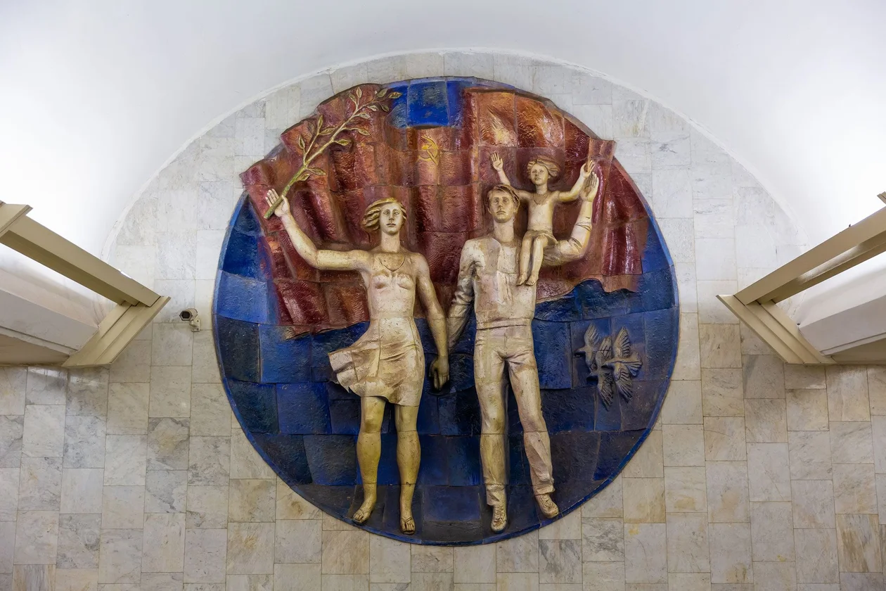 На «Полянке» (1986) можно увидеть скульптурную композицию на тему счастливой семьи