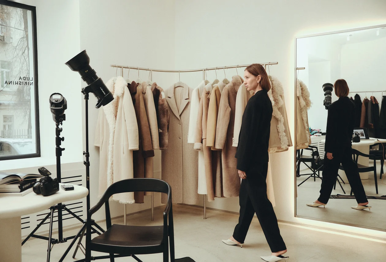 Основатель и дизайнер бренда Люда Никишина в шоуруме в Трехпрудном переулке. Одежда, Luda Nikishina