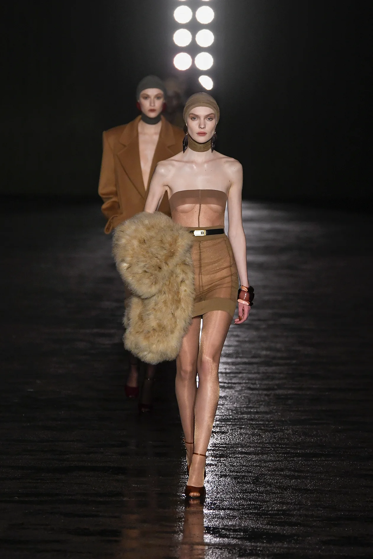 <span style="color:rgb(8,8,8);font-family:lato, sans-serif;font-size:14px;">Модель на показе Saint Laurent осень–зима 2024/25, Париж. </span>