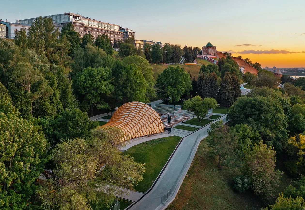 К 800-летию Нижнего Новгорода в Александровском саду восстановили летнюю эстраду — сцену «Ракушка». Сегодня сюда стекаются тысячи зрителей на ежегодный фестиваль «Столица закатов»