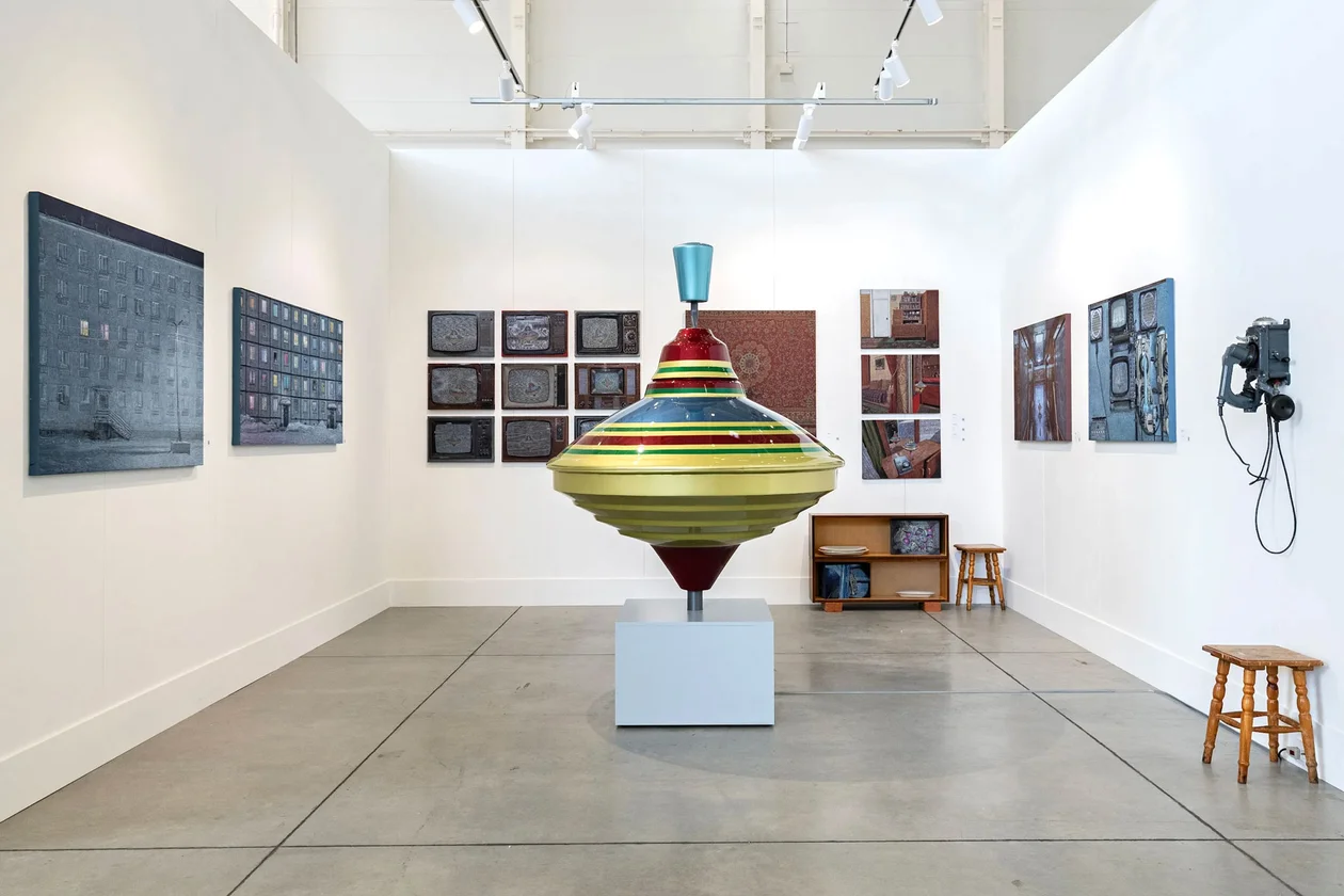 Персональный стенд Насти Миро, представленный галереей Artzip на ярмарке Cosmoscow