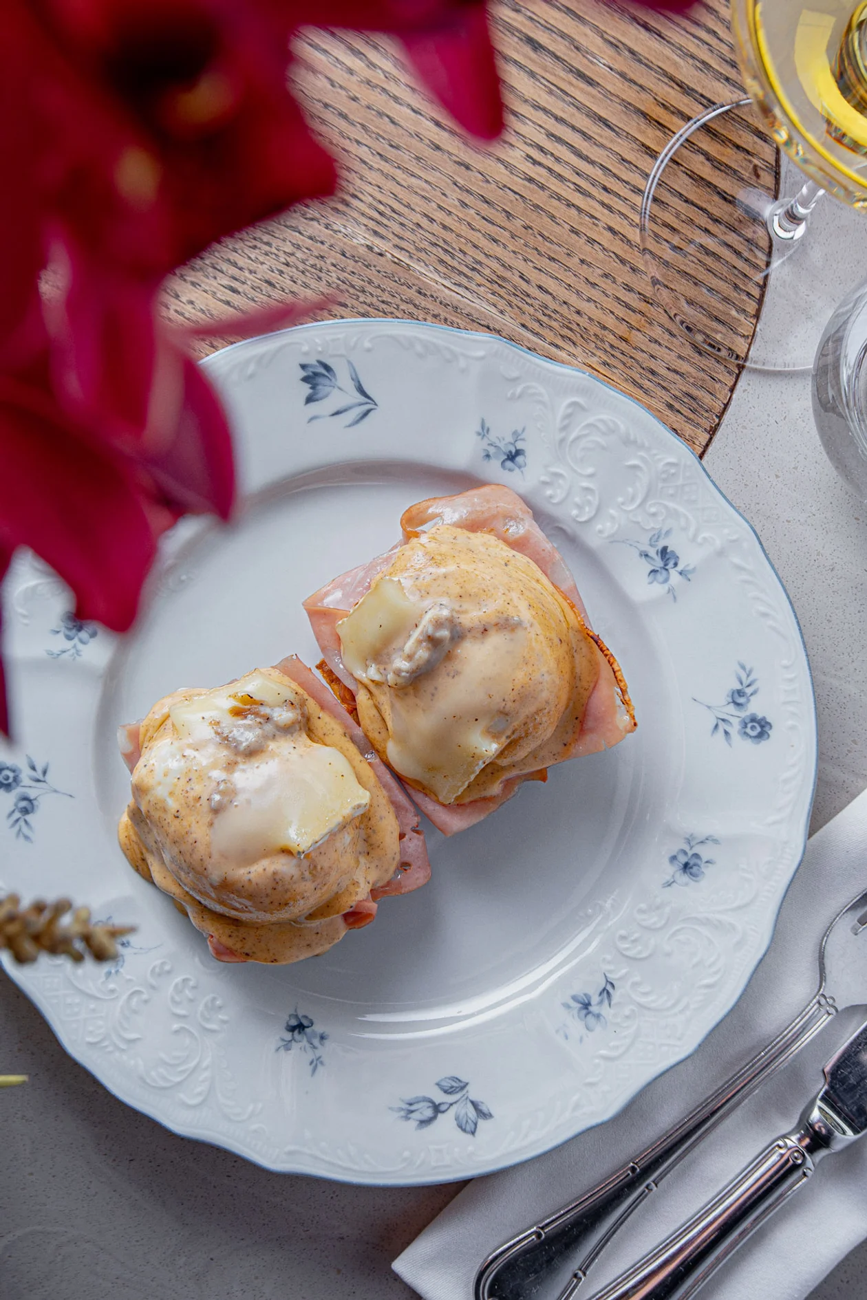 Бенедикт с мортаделлой и трюфельным бри 