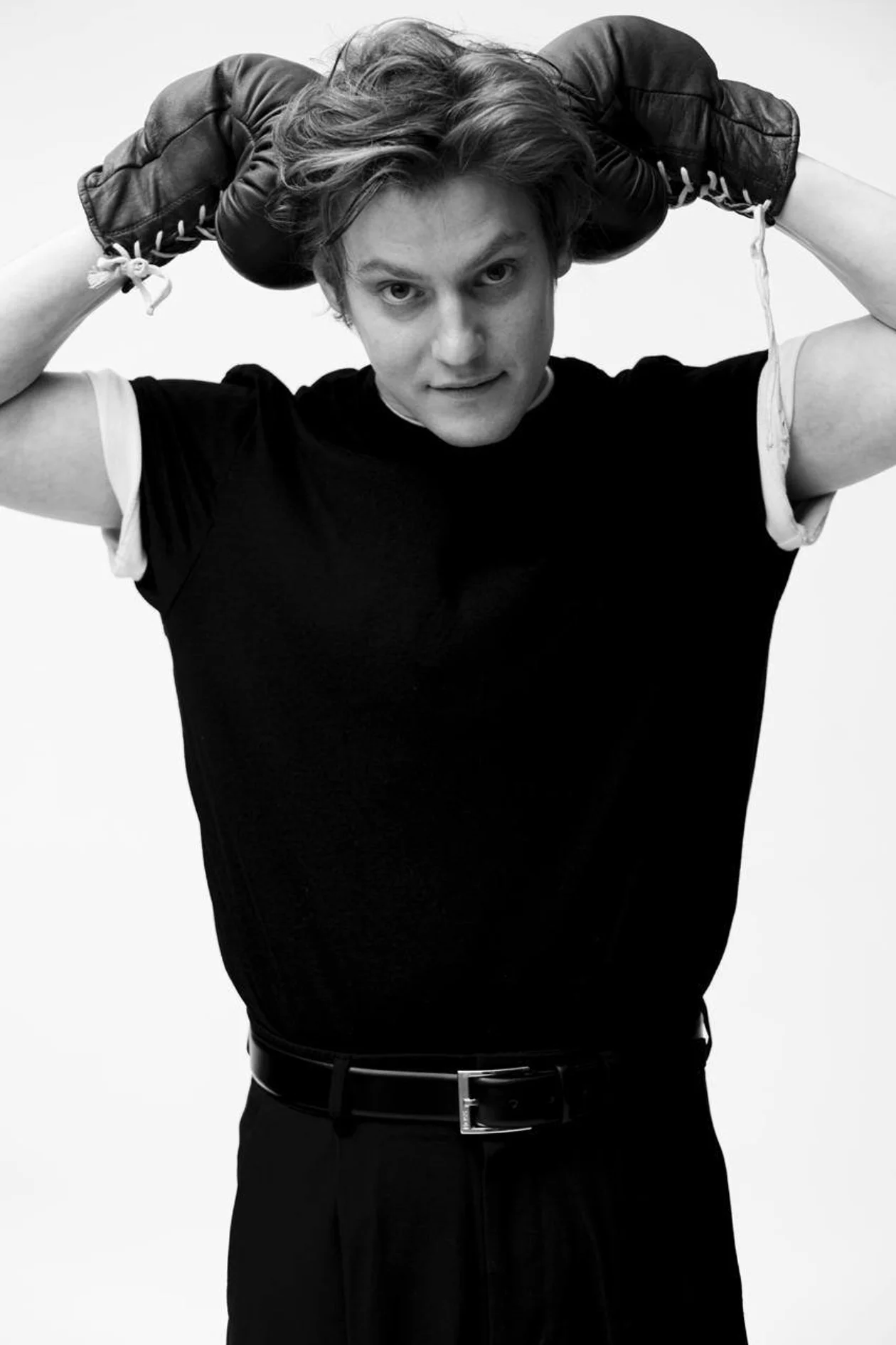 Черная футболка, KARL LAGERFELD; белая футболка, A.P.C. Все вещи представлены на Lamoda