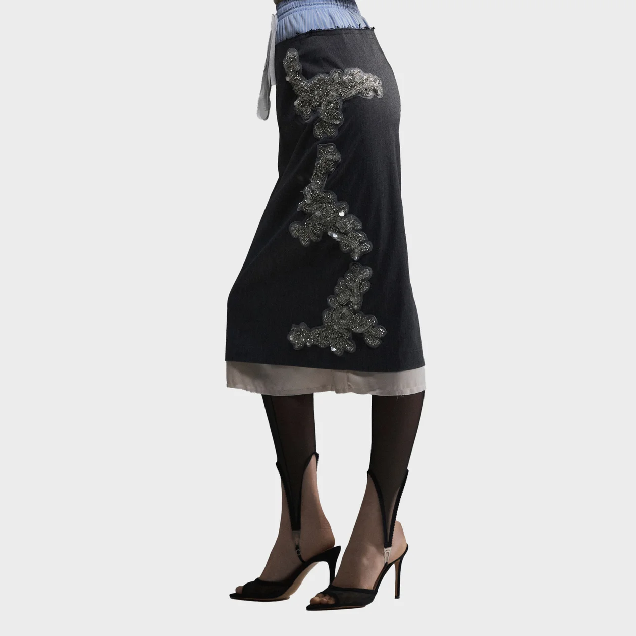 <a target="_blank" rel="noopener noreferrer" href="https://daniilantsiferov.com/collection/fw25-26/product/yubka-s-dekorativnymi-elementami">Юбка от Daniil Antsiferov</a> 