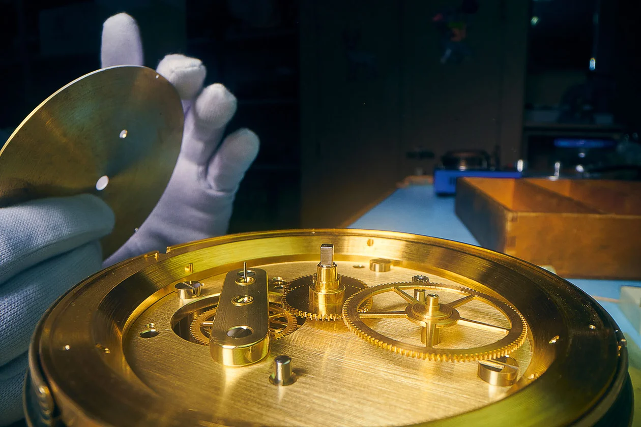 За час на производстве«Полет-Хронос» можно увидеть высокоточные морские хронометры и палубные часы