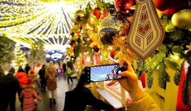 Смелая москвичка: как новогодний свет лечит серую Москву