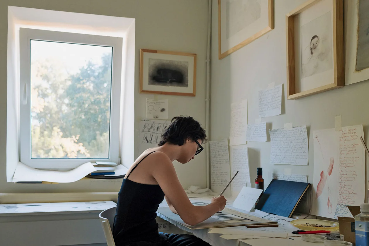 Яна Серобабина за работой в своей мастерской в резиденции ЦСИ «Терминал А», 2024