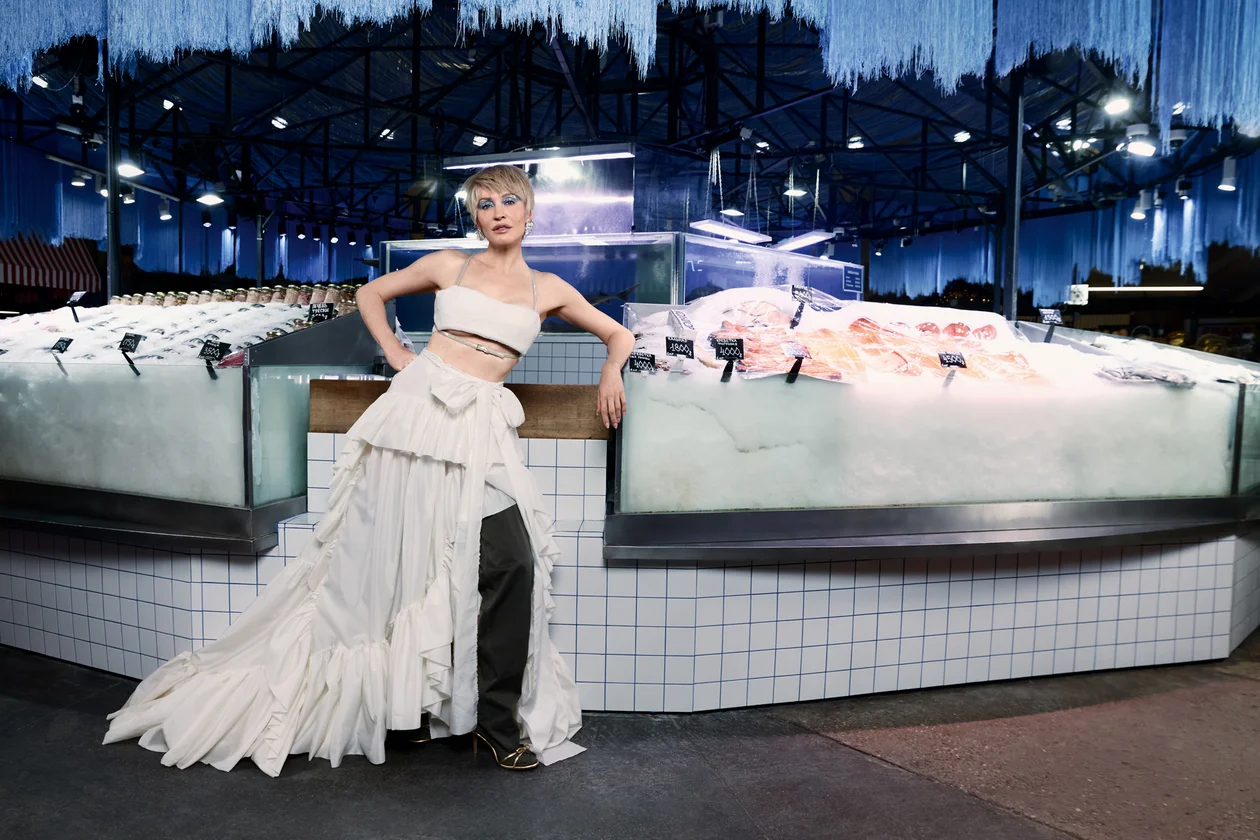 Топ-бра и юбка, SASHAVERSE; ботфорты, AUGUST BARRON; серьги, NINOTCHKA