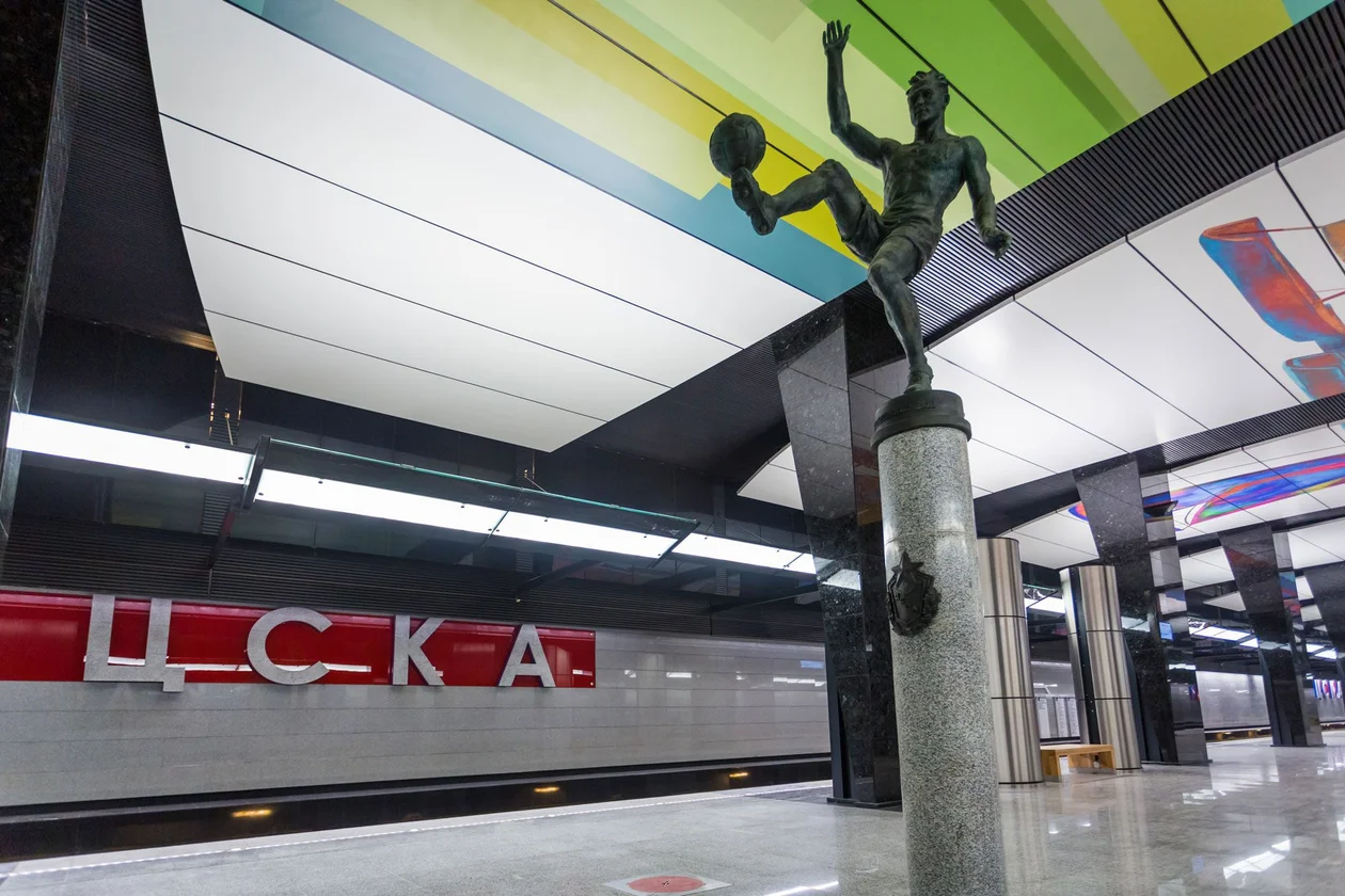 Скульптуры на станции ЦСКА, прообразами которых стали реальные спортсмены