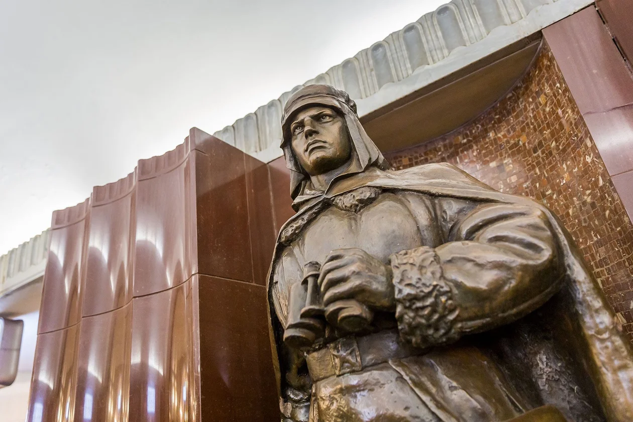 &#x412;&#x434;&#x43e;&#x43b;&#x44c; &#x43f;&#x438;&#x43b;&#x43e;&#x43d;&#x43e;&#x432; &#x43d;&#x430; &#xab;&#x411;&#x430;&#x443;&#x43c;&#x430;&#x43d;&#x441;&#x43a;&#x43e;&#x439;&#xbb; (&#x43e;&#x442;&#x43a;&#x440;&#x44b;&#x442;&#x430;&#x432; 1944 &#x433;&#x43e;&#x434;&#x443;) &#x432;&#x44b;&#x441;&#x442;&#x440;&#x430;&#x438;&#x432;&#x430;&#x44e;&#x442;&#x441;&#x44f; &#x441;&#x442;&#x430;&#x442;&#x443;&#x438; &#x437;&#x430;&#x449;&#x438;&#x442;&#x43d;&#x438;&#x43a;&#x43e;&#x432;&#x43e;&#x442;&#x435;&#x447;&#x435;&#x441;&#x442;&#x432;&#x430; &#x438; &#x442;&#x440;&#x443;&#x436;&#x435;&#x43d;&#x438;&#x43a;&#x43e;&#x432; &#x442;&#x44b;&#x43b;&#x430;. &#x418;&#x441;&#x442;&#x43e;&#x447;&#x43d;&#x438;&#x43a;: &#x430;&#x440;&#x445;&#x438;&#x432; &#x41c;&#x43e;&#x441;&#x43a;&#x43e;&#x432;&#x441;&#x43a;&#x43e;&#x433;&#x43e; &#x43c;&#x435;&#x442;&#x440;&#x43e;&#x43f;&#x43e;&#x43b;&#x438;&#x442;&#x435;&#x43d;&#x430;