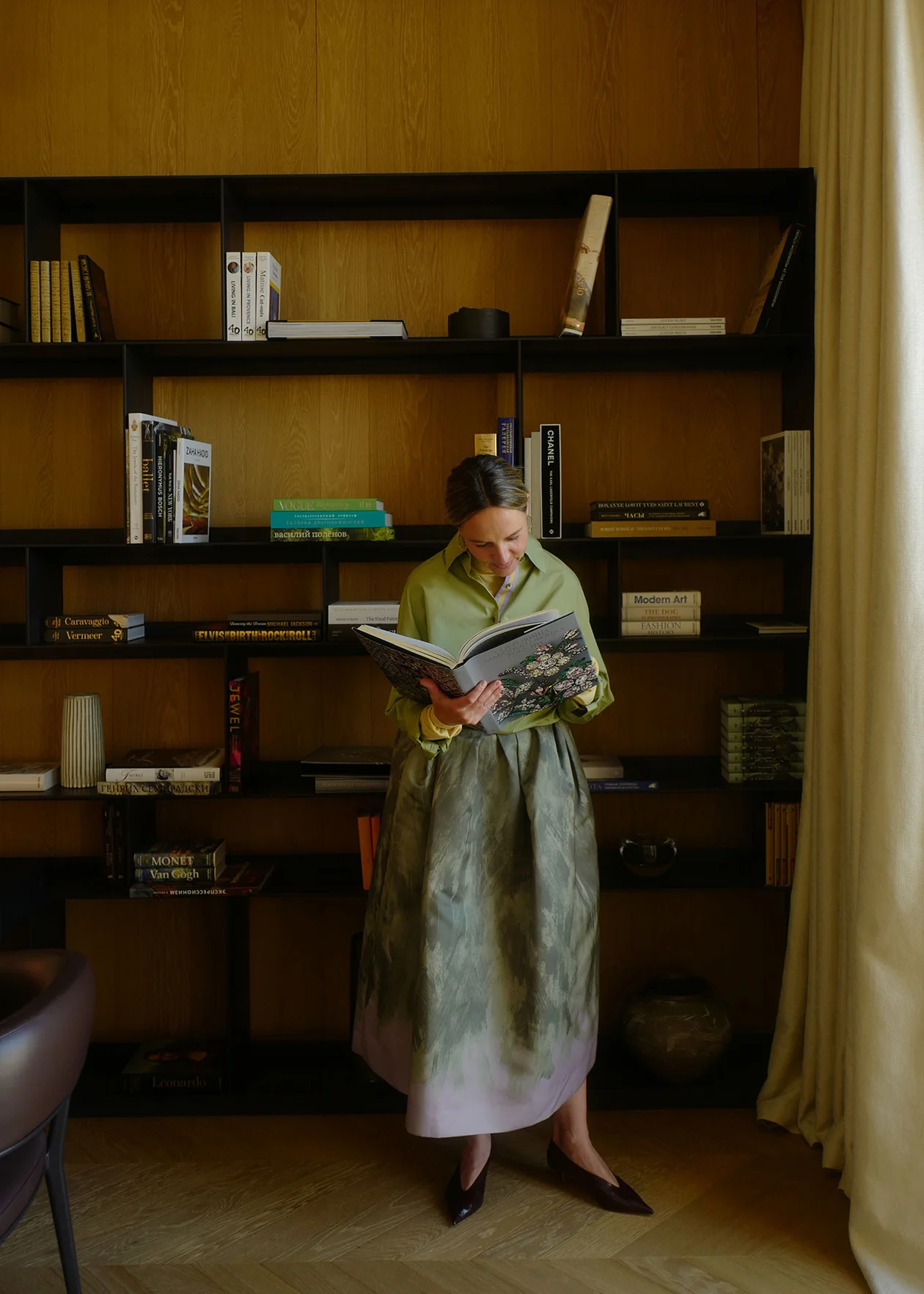 На Александре – рубашка, юбка, все DRIES VAN NOTEN, ЦУМ, водолазка PETAR PETROV, REHABSHOP, туфли, LE MONDE BÉRYL 